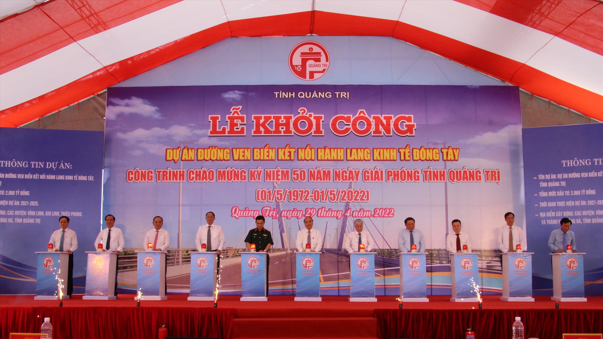 Chủ tịch nước Nguyễn Xuân Phúc, các đại biểu và lãnh đạo tỉnh ấn nút khởi công dự án đường ven biển kết nối Hành lang kinh tế Đông Tây tại Quảng Trị