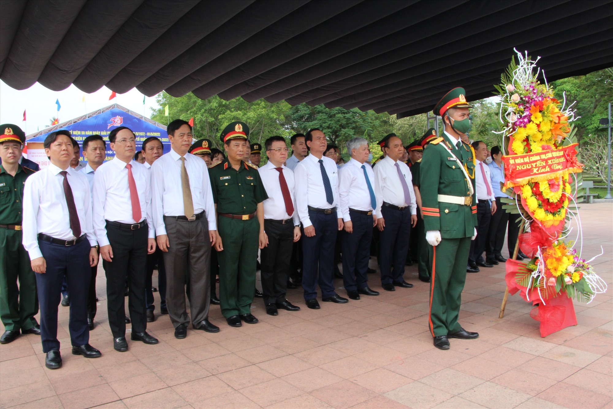 Chủ tịch nước Nguyễn Xuân Phúc, các đại biểu và lãnh đạo tỉnh đặt vòng hoa và dâng hương tại di tích Quốc gia đặc biệt Thành Cổ Quảng Trị