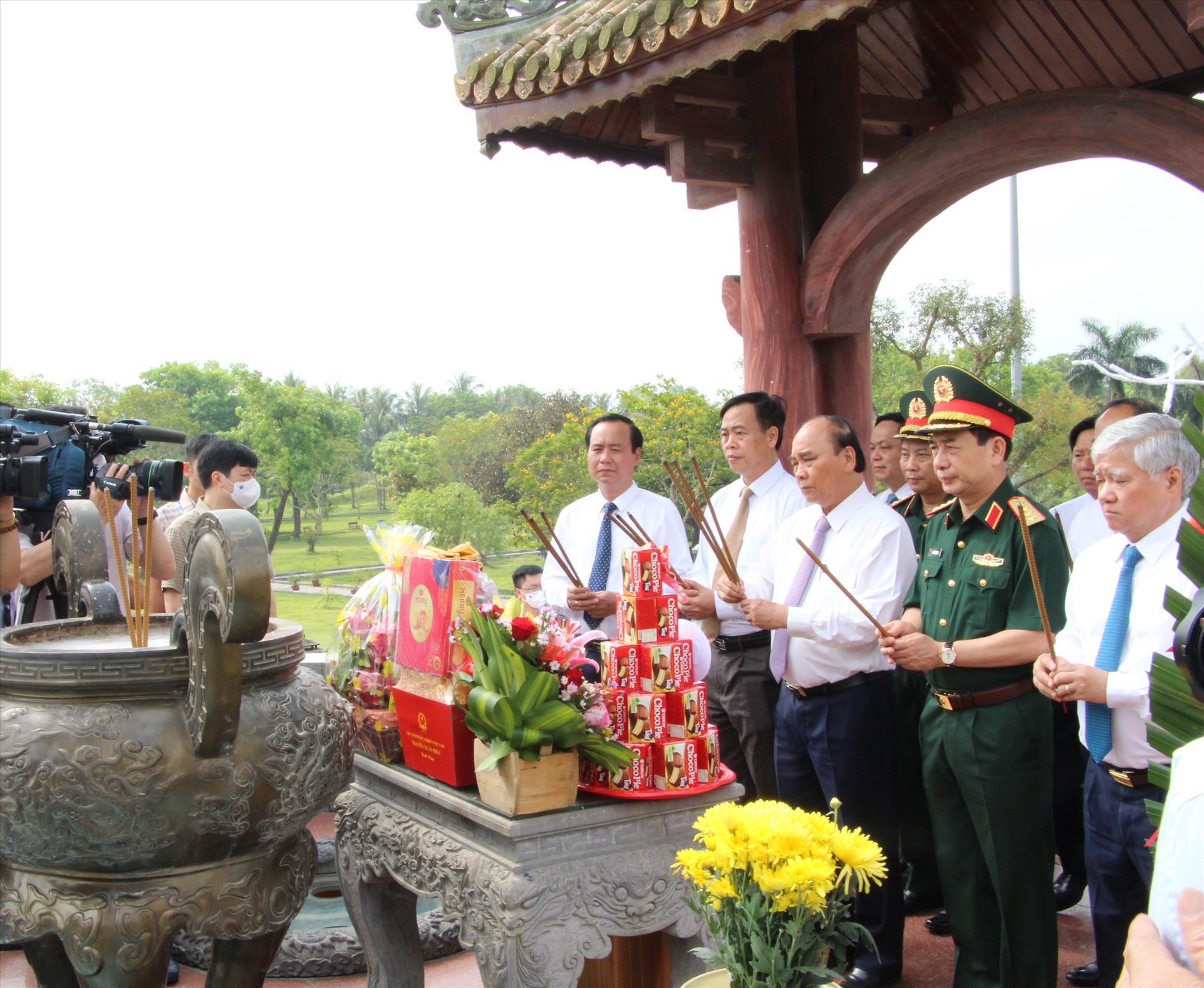Chủ tịch nước Nguyễn Xuân Phúc, các đại biểu và lãnh đạo tỉnh dâng hương tại Đài tưởng niệm Thành Cổ Quảng Trị