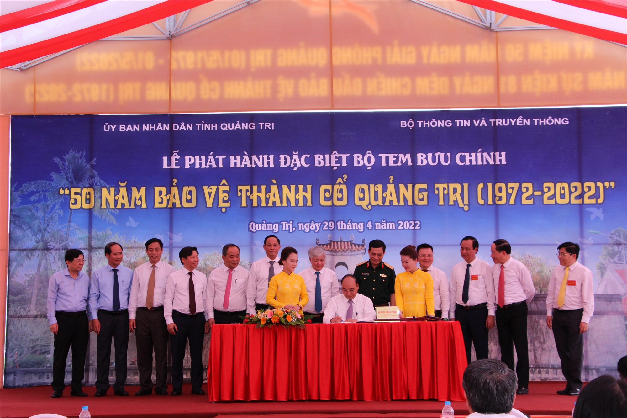 Chủ tịch nước Nguyễn Xuân Phúc ký vào bộ tem đặc biệt “50 năm bảo vệ Thành Cổ Quảng Trị (1972-2022)”