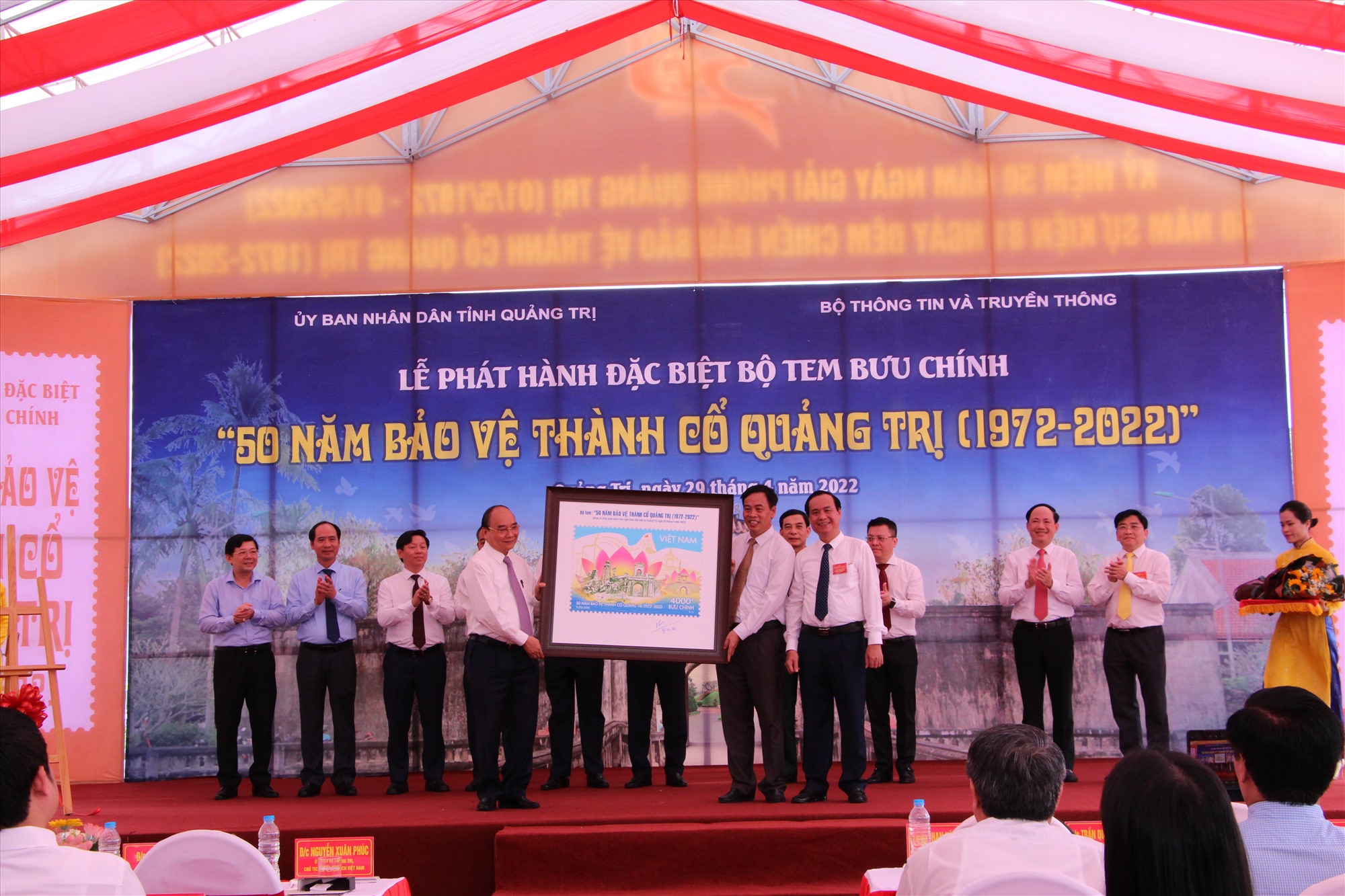 Chủ tịch nước Nguyễn Xuân Phúc tặng bộ tem đặc biệt “50 năm bảo vệ Thành Cổ Quảng Trị (1972 – 2022)” cho tỉnh Quảng Trị