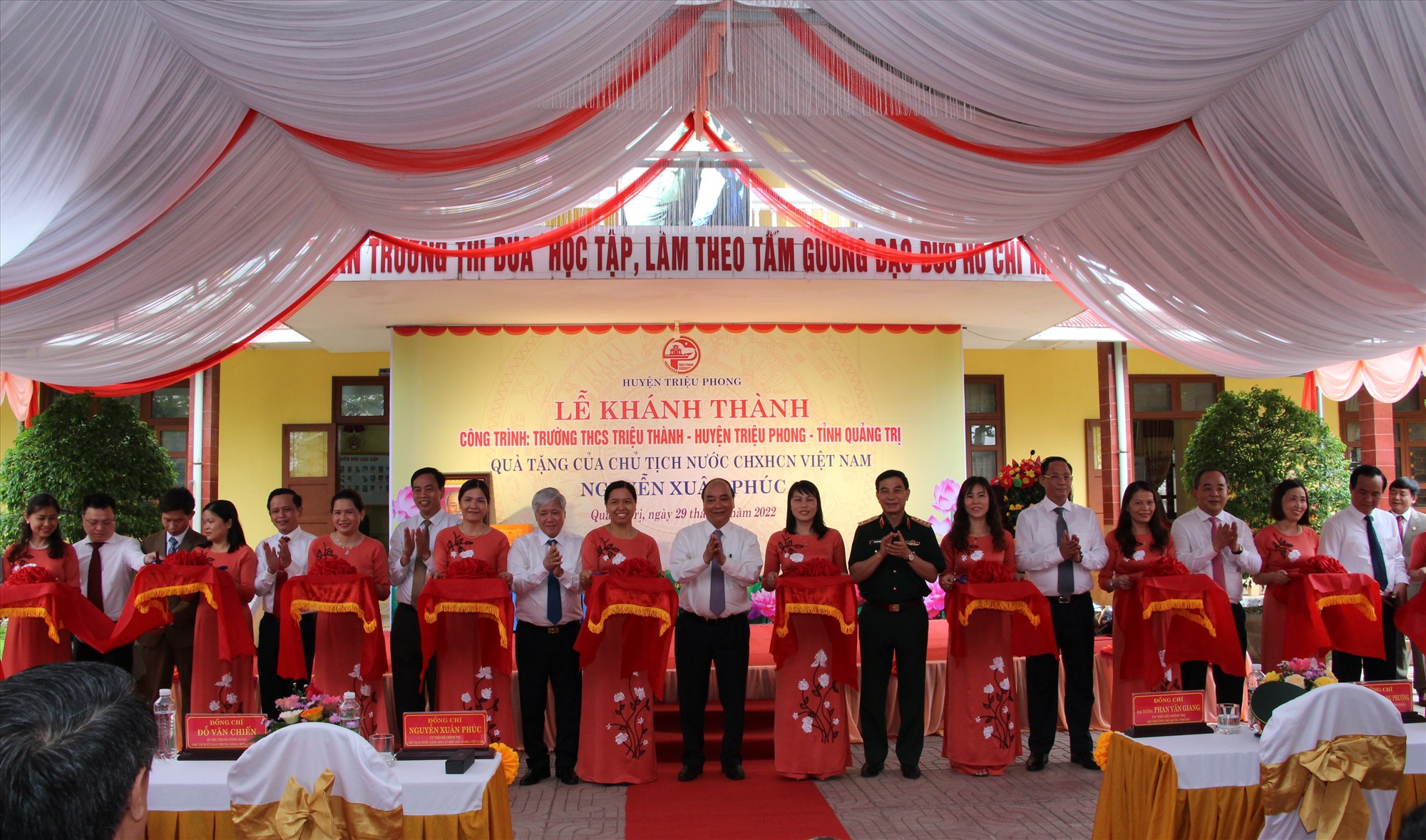 Chủ tịch nước Nguyễn Xuân Phúc, các đại biểu và lãnh đạo tỉnh cắt băng khánh thành Trường THCS Triệu Thành, huyện Triệu Phong
