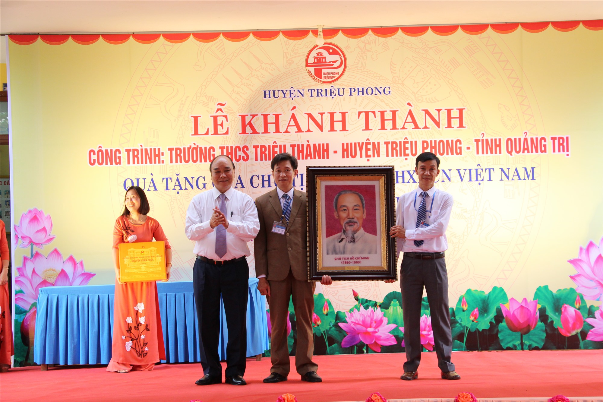 Chủ tịch nước Nguyễn Xuân Phúc trao tặng ảnh Chủ tịch Hồ Chí Minh cho Trường THCS Triệu Thành, huyện Triệu Phong