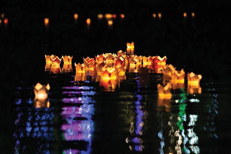 Hoa đăng trên sông Thạch Hãn trong Lễ hội đêm Thành Cổ Quảng Trị -Ảnh: VIỆT HÀ