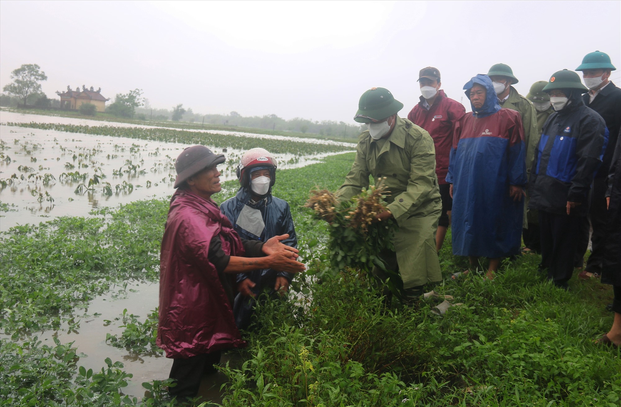 Chủ tịch UBND tỉnh Võ Văn Hưng động viên, chia sẻ những thiệt hại do mưa lũ gây ra với người dân huyện Hải Lăng - Ảnh: N.B