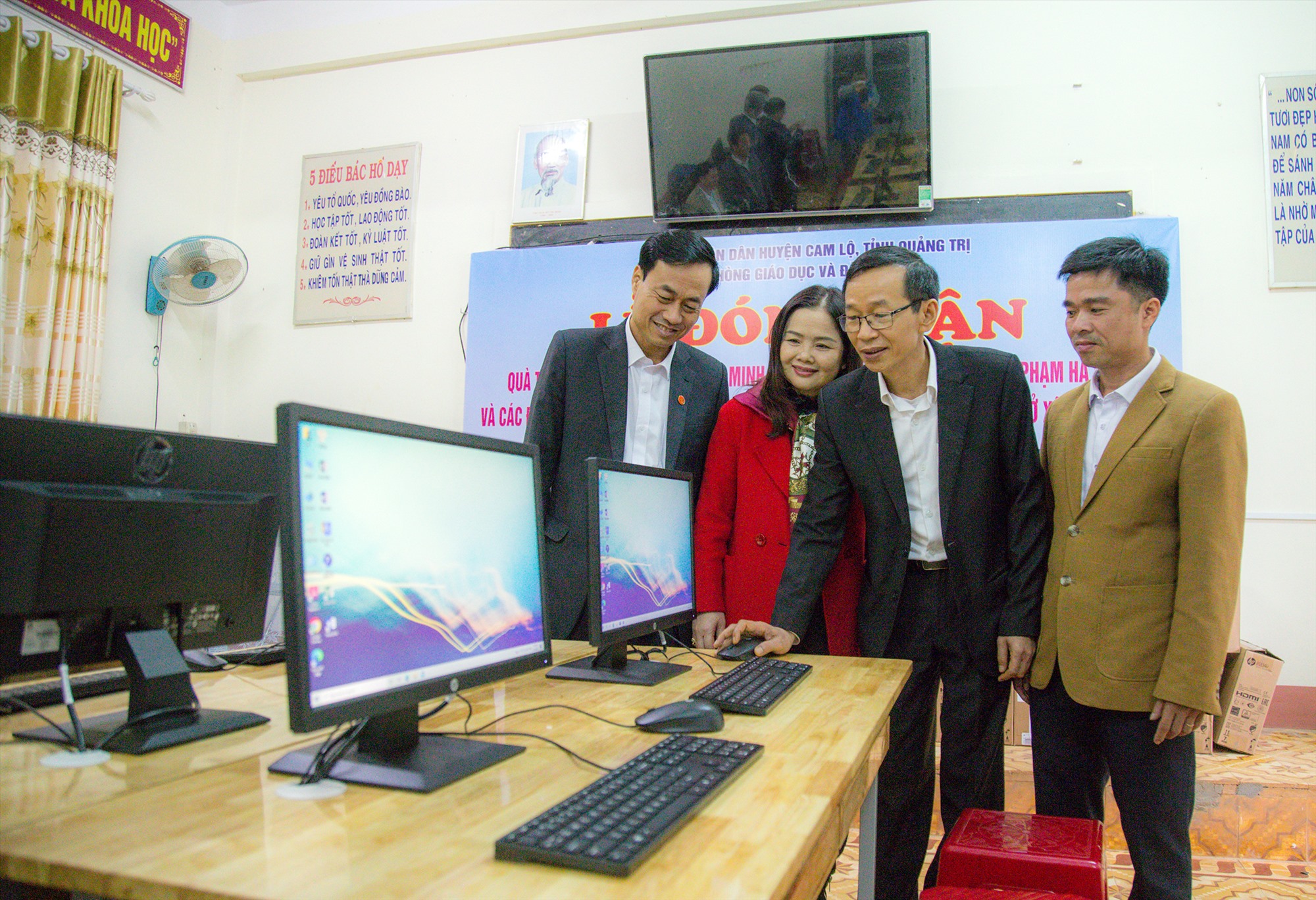 Hiệu trưởng Trường Đại học Sư phạm Hà Nội, Giáo sư, Tiến sĩ Nguyễn Văn Minh (đeo kính) trao tặng 15 máy vi tính cho Trường Tiểu học và THCS Cam Nghĩa - Ảnh: L.T