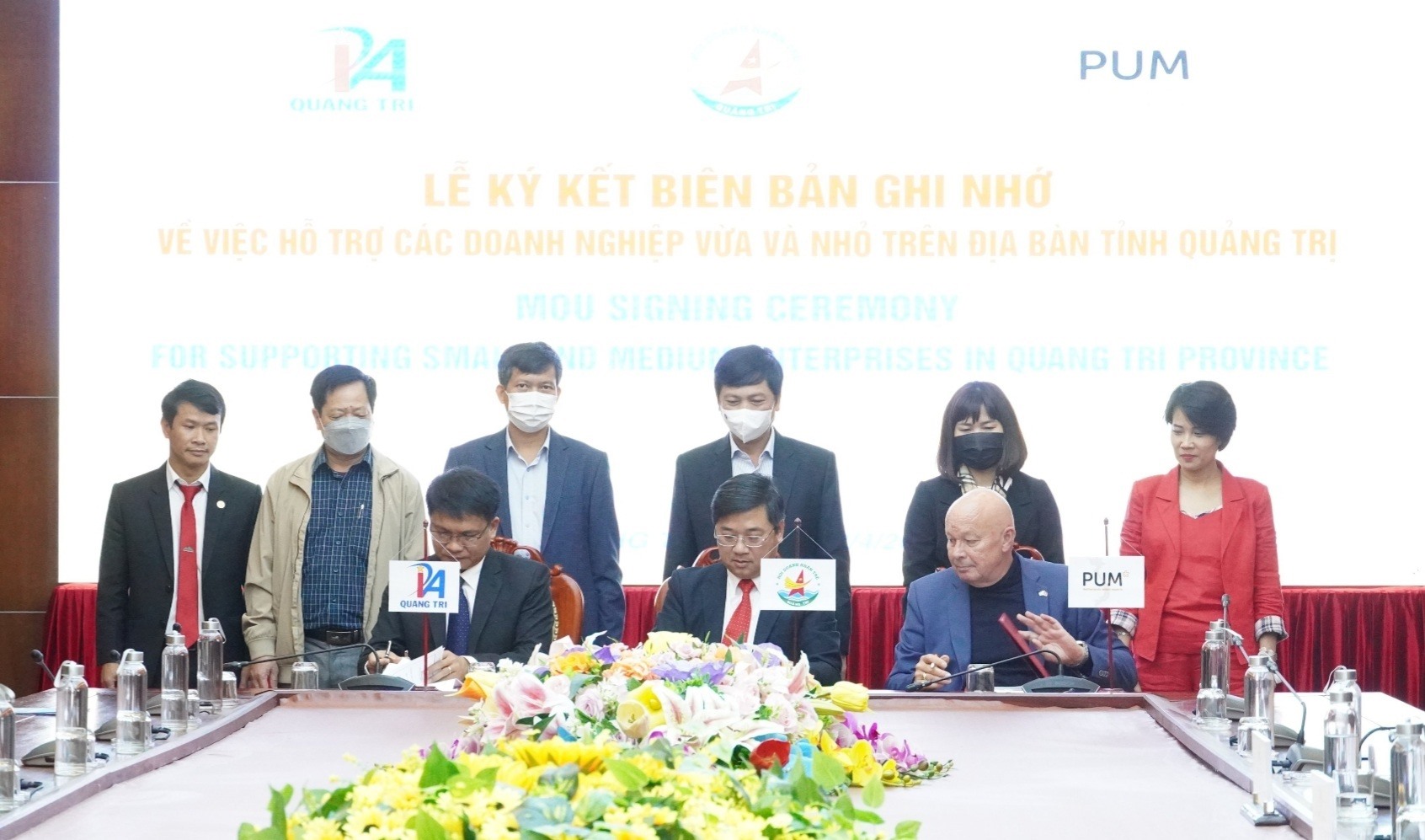 Phó Chủ tịch UBND tỉnh Hoàng Nam chứng kiến lễ ký kết biên bản ghi nhớ về việc PUM hỗ trợ các doanh nghiệp vừa và nhỏ trên địa bàn tỉnh Quảng Trị - Ảnh: K.S