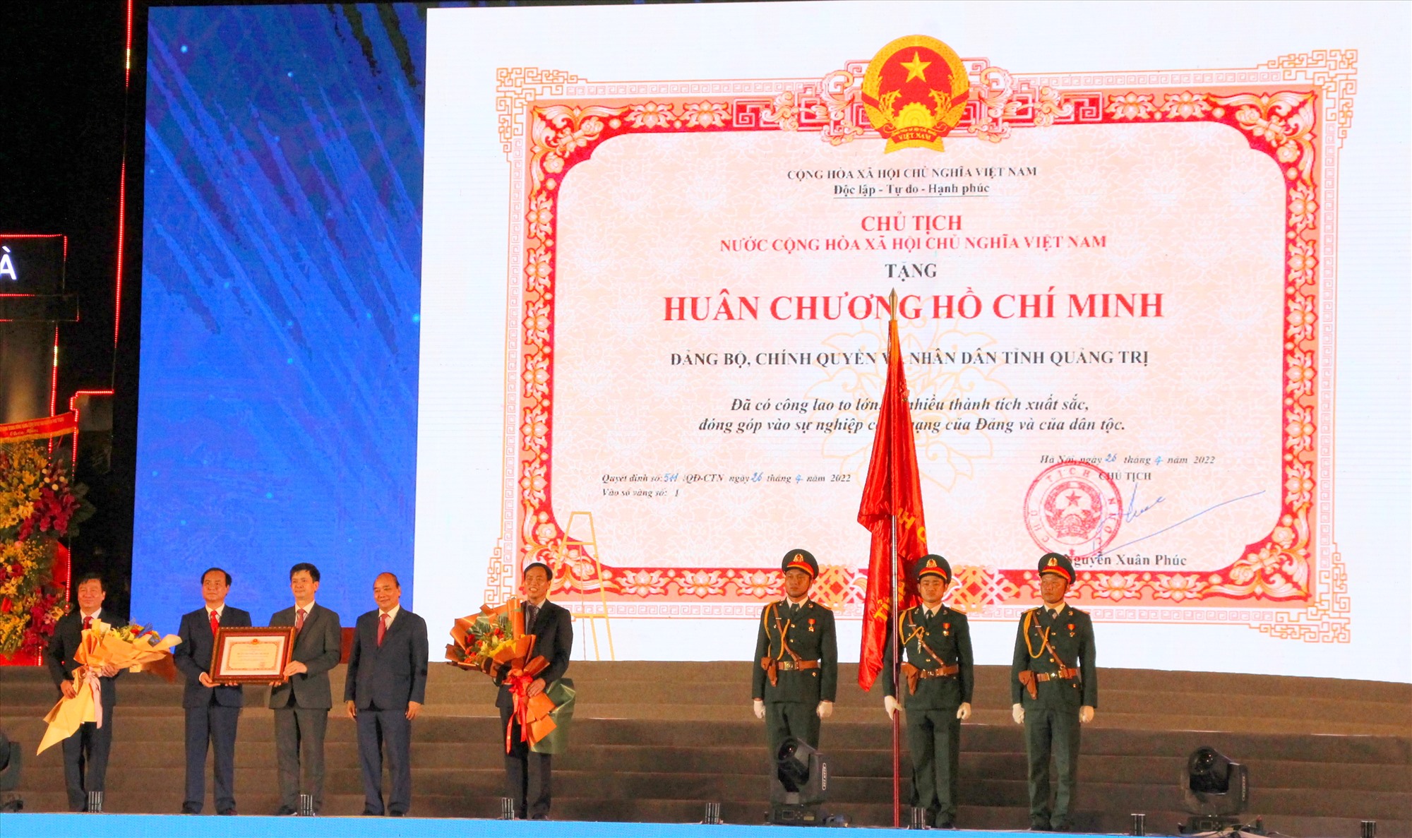 Chủ tịch nước Nguyễn Xuân Phúc trao tặng Huân chương Hồ Chí Minh cho Đảng bộ, chính quyền và Nhân dân tỉnh Quảng Trị - Ảnh: THÀNH DŨNG