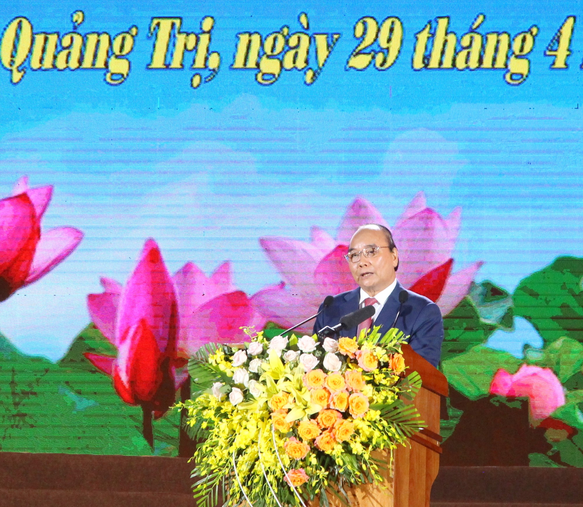 Chủ tịch nước Nguyễn Xuân Phúc phát biểu tại lễ kỷ niệm 50 năm Ngày giải phóng tỉnh Quảng Trị, 50 năm sự kiện 81 ngày đêm chiến đấu bảo vệ Thành Cổ Quảng Trị - Ảnh: THÀNH DŨNG