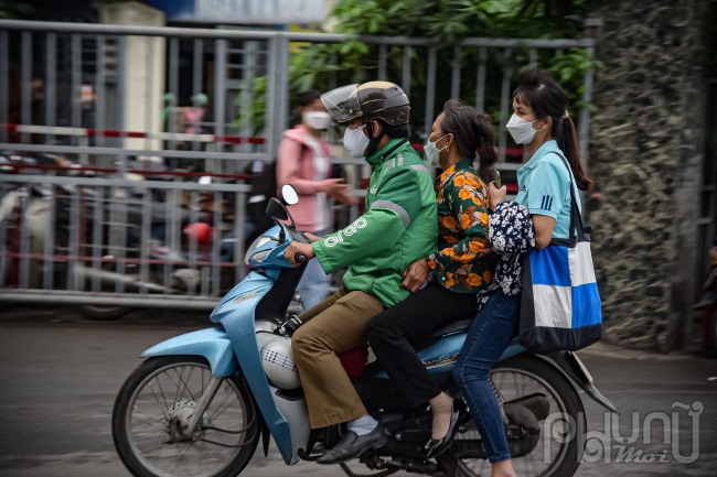 Đến 16 giờ tại các tuyến đường trên địa bàn TP Hà Nội, mật độ giao thông ngày càng cao, các phương tiện nhích từng chút một.