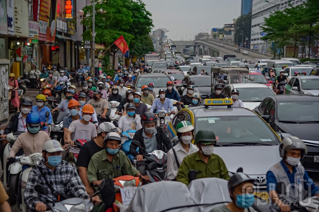 Đến 16 giờ tại các tuyến đường trên địa bàn TP Hà Nội, mật độ giao thông ngày càng cao, các phương tiện nhích từng chút một.