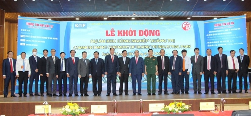 Chủ tịch nước Nguyễn Xuân Phúc chụp ảnh lưu niệm với lãnh đạo tỉnh - Ảnh: Thành Dũng