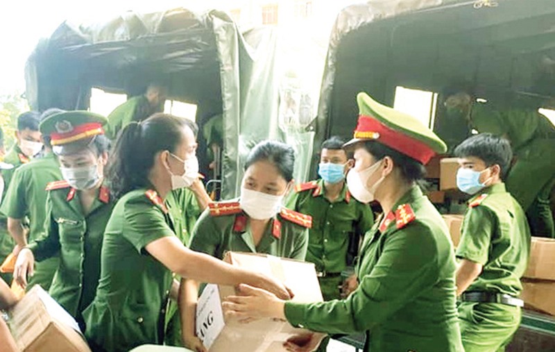 Cán bộ, chiến sĩ Công an Quảng Trị chuyển hàng lên xe ủng hộ nhân dân TP. Hồ Chí Minh và các tỉnh phía Nam -Ảnh: B.HÀ