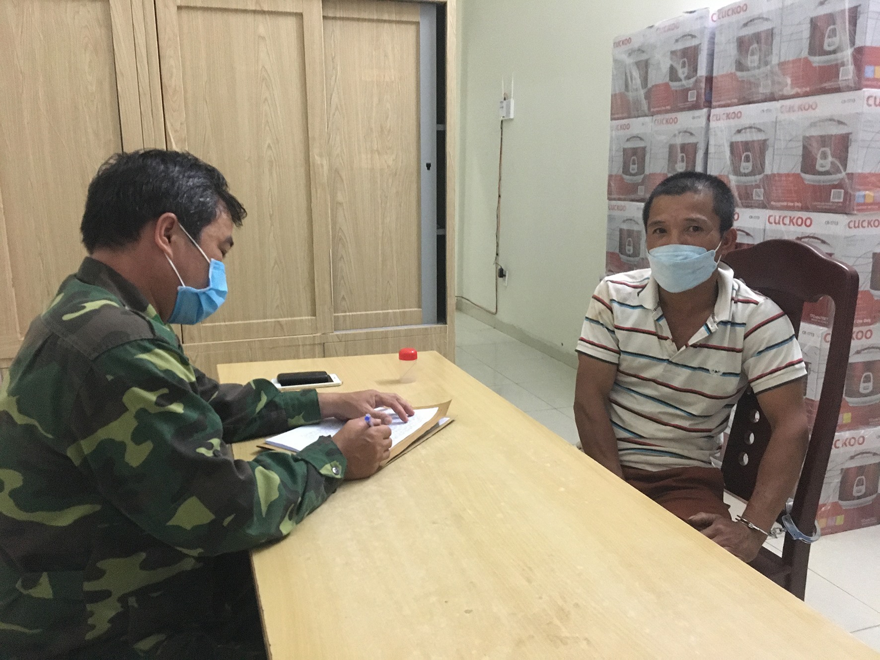 BĐBP Quảng Trị tiến hành các thủ tục để điều tra, xác minh làm rõ hành vi tổ chức đưa người vượt biên trái phép của Nguyễn Công Hải-Ảnh: Mạnh Hùng