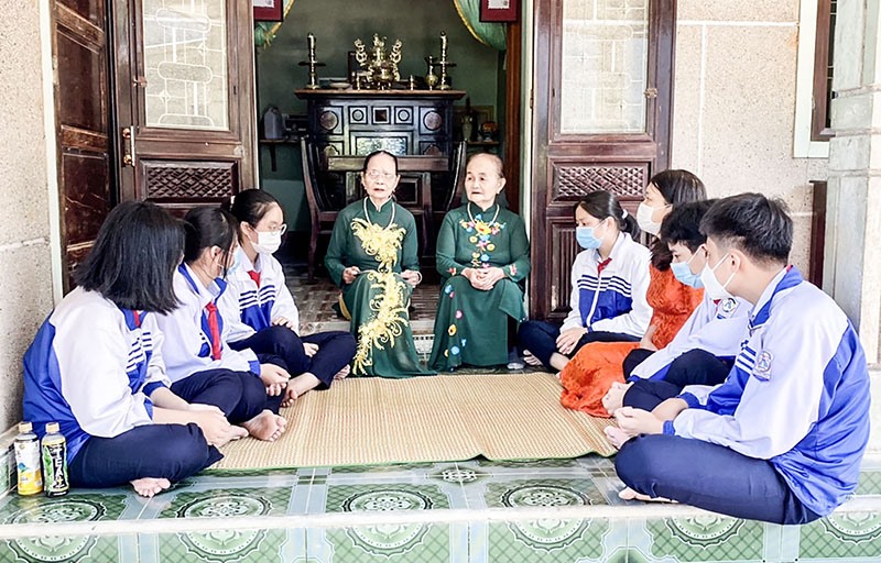 Các thành viên CLB Văn học nghệ thuật Trường THCS Thành Cổ gặp gỡ các nghệ nhân để tìm hiểu về điệu hò Như Lệ - Ảnh: L.H