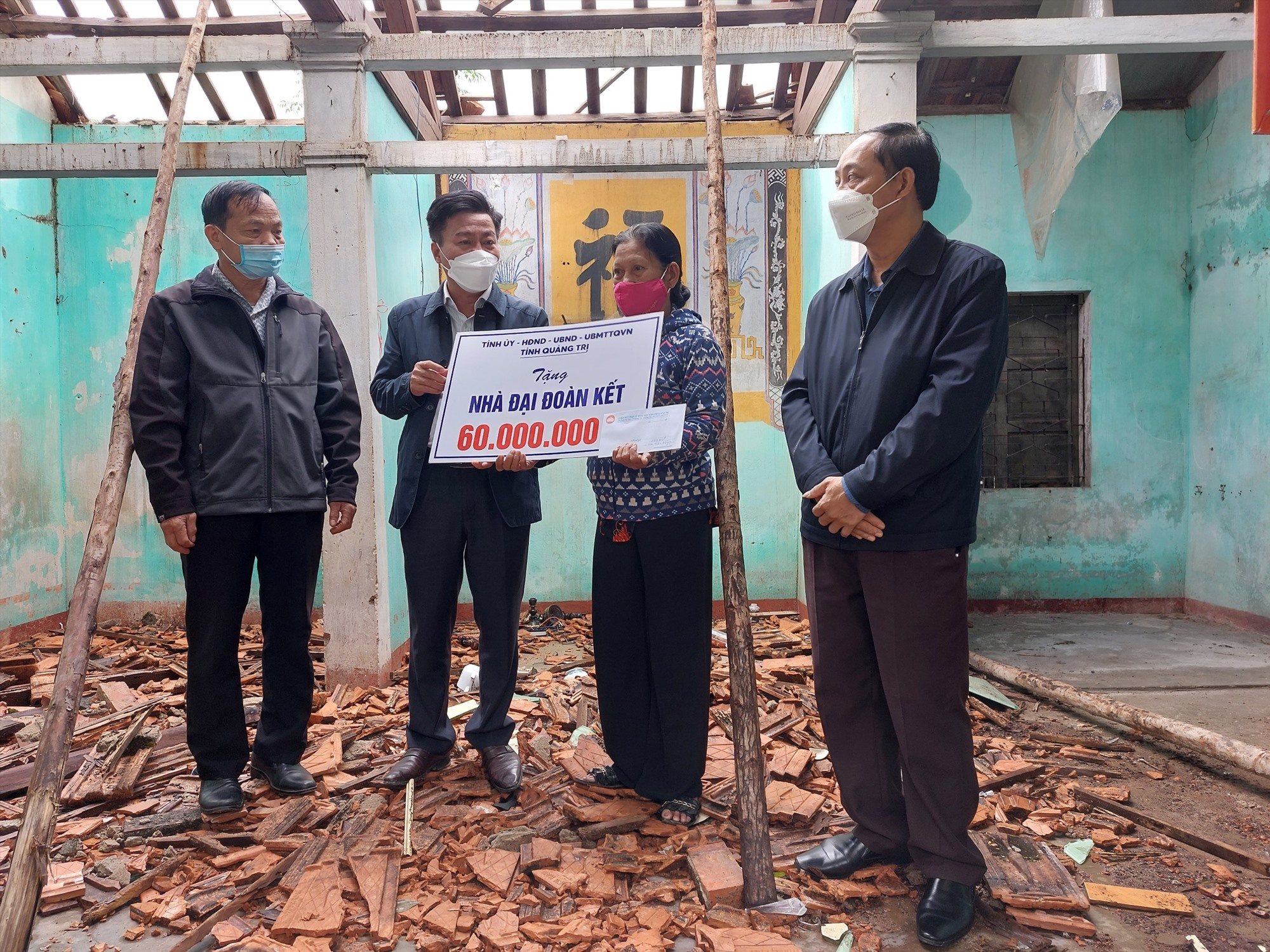 Chủ tịch Ủy ban MTTQ Việt Nam tỉnh Đào Mạnh Hùng trao kinh phí xây dựng nhà đại đoàn kết cho gia đình bà Lê Thị Thu - Ảnh: T.P