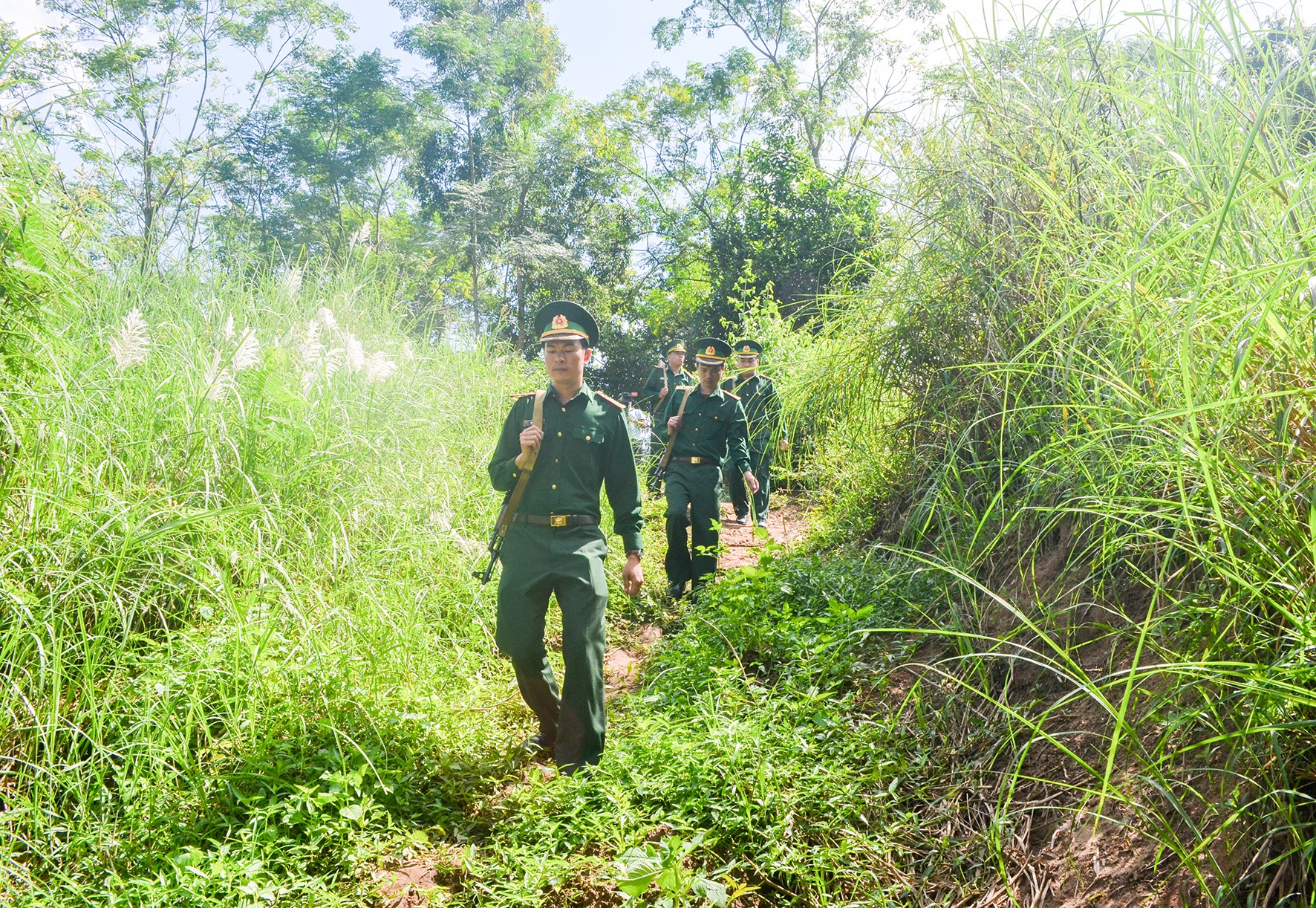 Cán bộ, chiến sĩ Đồn Biên phòng Cửa khẩu quốc tế Lao Bảo tuần tra dọc tuyến biên giới - Ảnh: Trần Tuyền