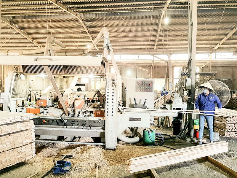 Sản xuất, chế biến gỗ ở các doanh nghiệp trong tỉnh mới chỉ dừng ở mức độ chế biến sản phẩm thô - Ảnh: T.T
