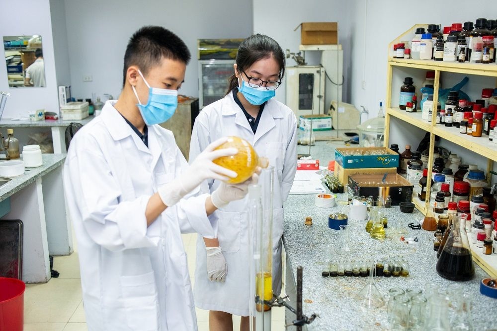 Chỉ trong ba năm tại Trung tâm GATE, Tử Minh (trái) đã tham gia vào ba nghiên cứu khoa học lớn