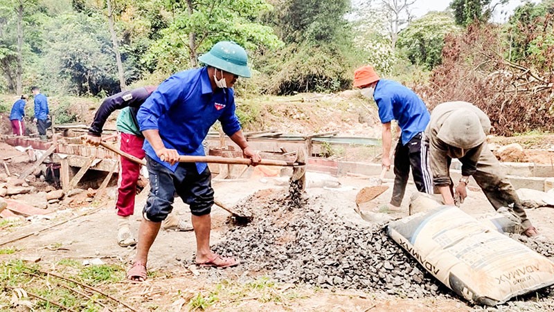 Đoàn viên, thanh niên ở vùng đồng bào dân tộc thiểu số Hướng Việt xây dựng công trình kênh mương nội đồng tại thôn Tà Rùng - Ảnh: N.T