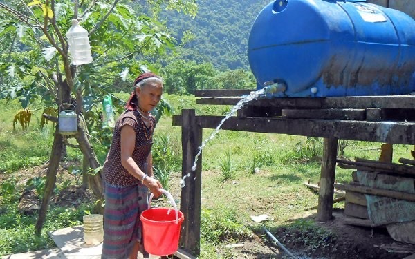 Người dân xã Lìa được hỗ trợ bồn chứa nước sinh hoạt-Ảnh: N.Đ.P