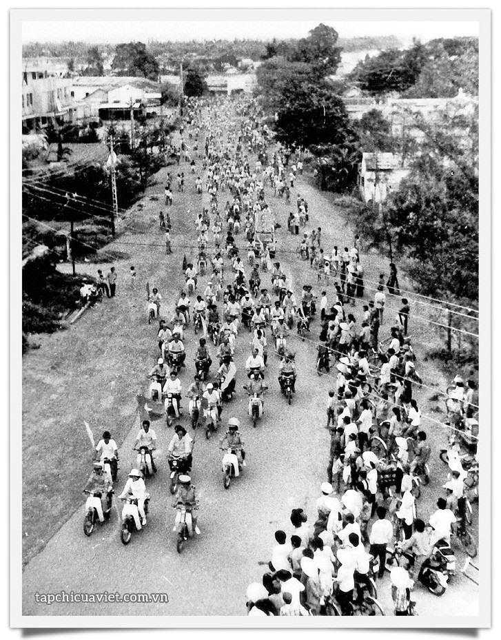Lễ Quốc khánh 2/9/1989 (ảnh chụp trên đường Trần Hưng Đạo, thị xã Đông Hà) - Ảnh: Hồ Thanh Thoan