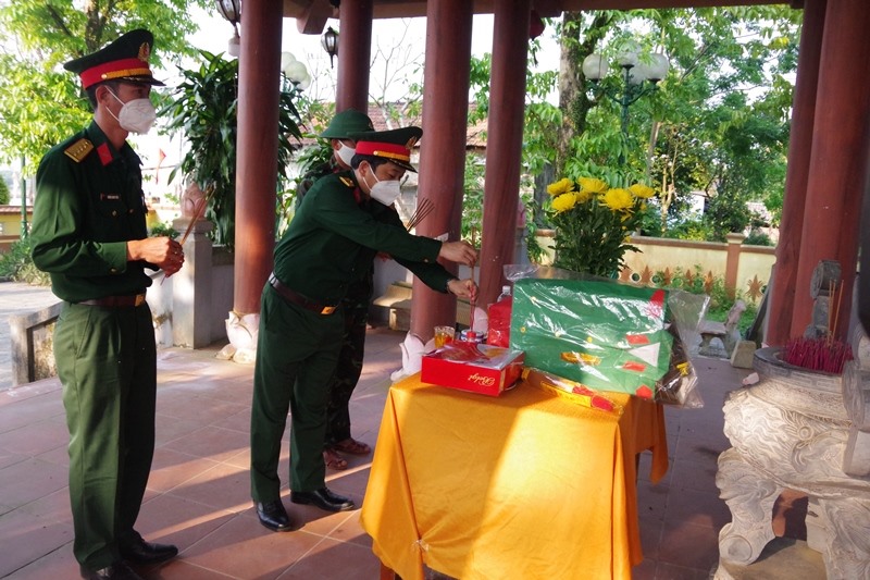 Thượng tá Trương Khắc Duẩn, Phó Chủ nhiệm Chính trị Bộ CHQS tỉnh cùng đoàn công tác đã đến thắp hương, viếng hài cốt liệt sĩ- Ảnh: Xuân Diện