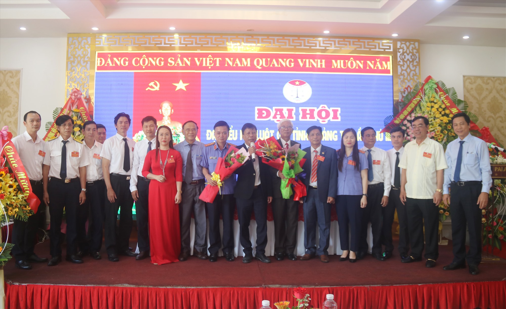 Chủ tịch Hội Luật gia Việt Nam Nguyễn Văn Quyền và Phó Chủ tịch UBND tỉnh Hoàng Nam tặng hoa chúc mừng Ban chấp hành Hội Luật gia tỉnh khóa III - Ảnh: N.B