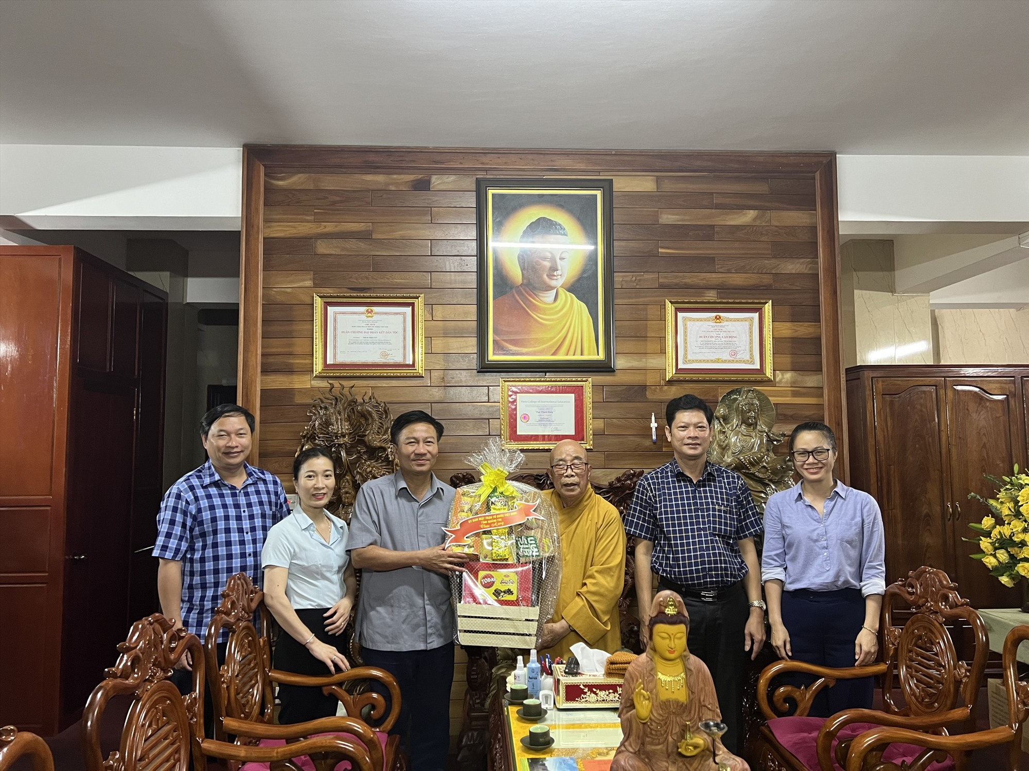 Chủ tịch Ủy ban MTTQ Việt Nam tỉnh Đào Mạnh Hùng thăm, tặng hoa chúc mừng Lễ Phật đản tại Chùa Cam Lộ - Ảnh: T.P