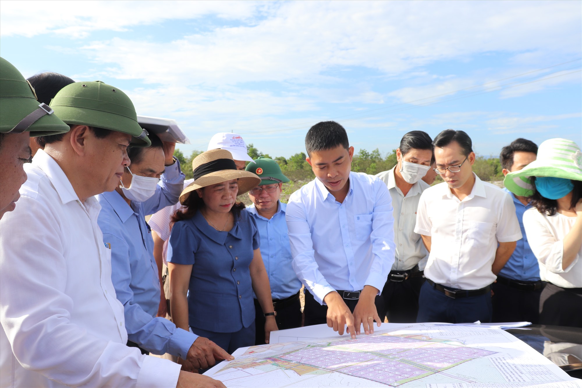 Đoàn công tác của Ban Dân vận Tỉnh ủy khảo sát thực địa tại thị trấn Diên Sanh, huyện Hải Lăng - Ảnh: T.P