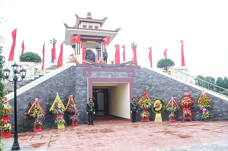 Cán bộ, hội viên CCB huyện Gio Linh tích cực đóng góp xây dựng Nhà bia tưởng niệm các anh hùng liệt sĩ tại Khu di tích lịch sử Quán Ngang - Ảnh: M.Đ