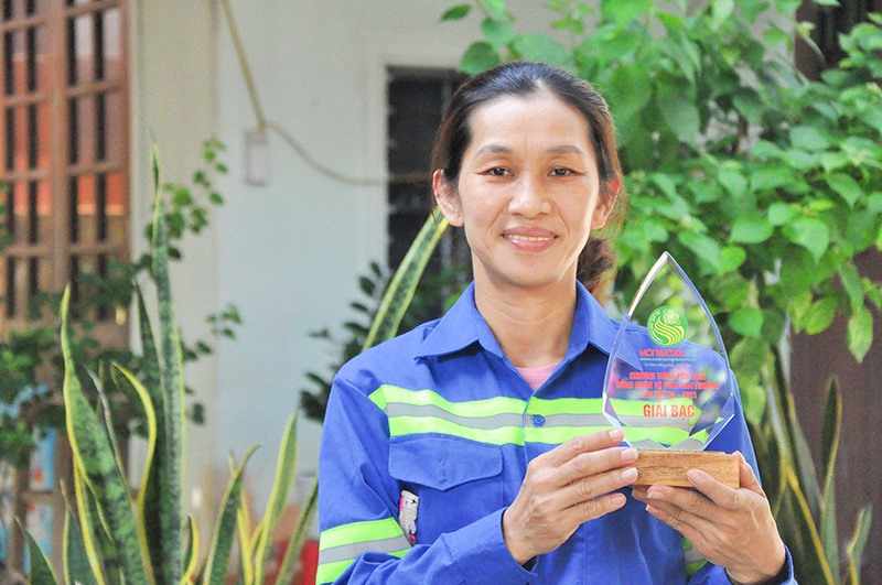 Chị Lê Thị Huệ vinh dự nhận giải Bạc của chương trình “Cây chổi vàng” - Ảnh: T.L