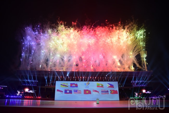 Màn bắn pháo hoa sau khi Chủ tịch nước Nguyễn Xuân Phúc tuyên bố khai mạc SEA Games.