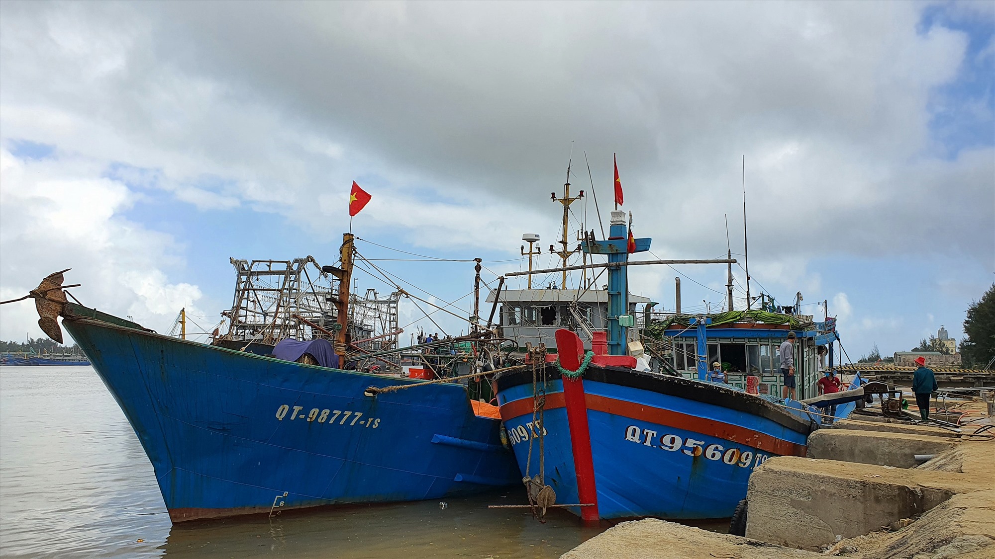 Tàu cá của ngư dân huyện Gio Linh chuẩn bị ra khơi đánh bắt tại Cảng cá Cửa Việt - Ảnh: L.A