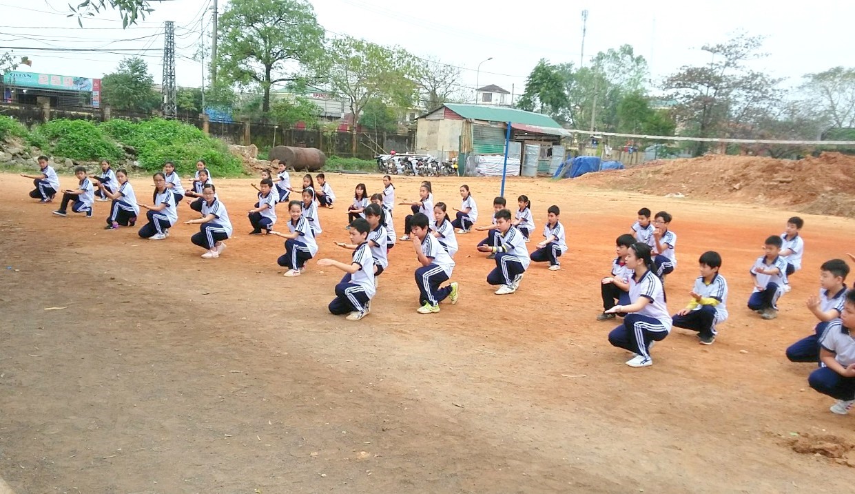 Học sinh Trường THCS Trần Hưng Đạo hào hứng với học võ thuật cổ truyền dân tộc -Ảnh: M.Đ
