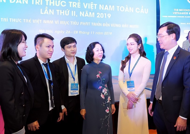 Lê Ngọc Trí (thứ 3, từ trái sang) tham dự Diễn đàn Trí thức trẻ Việt Nam toàn cầu - Ảnh: NVCC