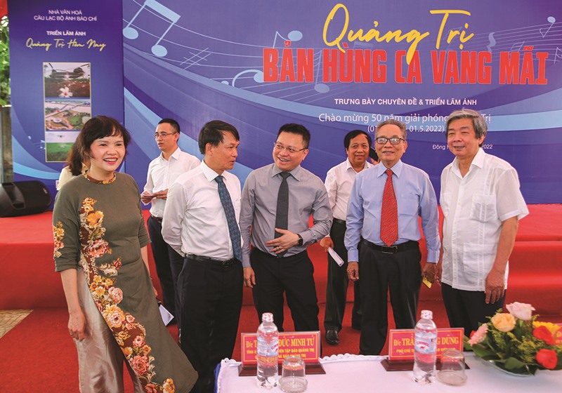 Lãnh đạo Hội Nhà báo Việt Nam và các nhà báo lão thành tại sự kiện “Quảng Trị-bản hùng ca vang mãi” - Ảnh: Q.T