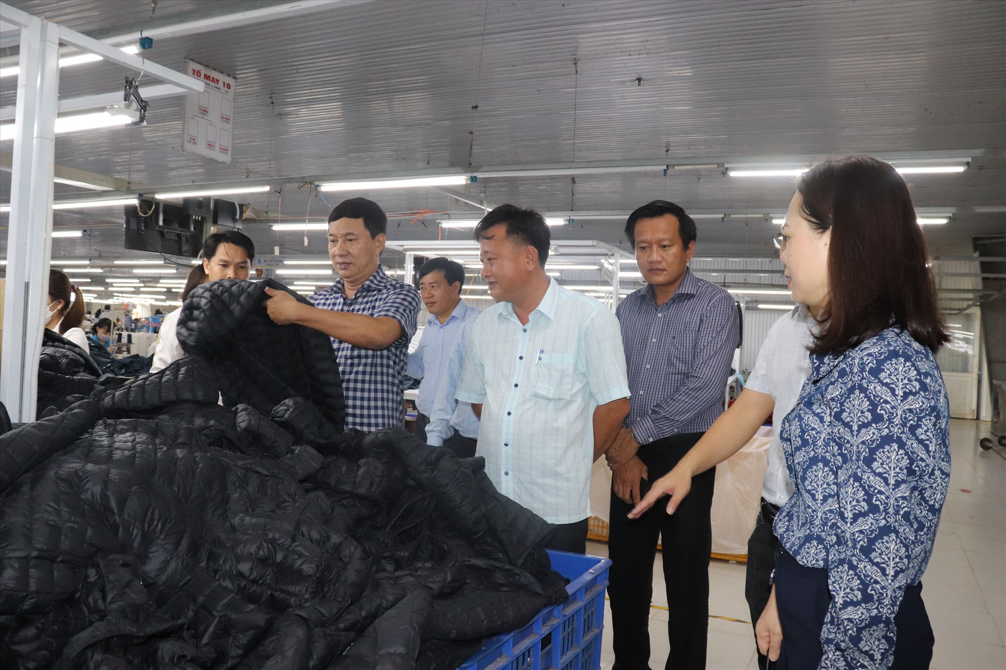 Phó Chủ tịch Thường trực HĐND tỉnh Lê Quang Chiến tìm hiểu hoạt động sản xuất của GIOGARCO - Ảnh: T.P