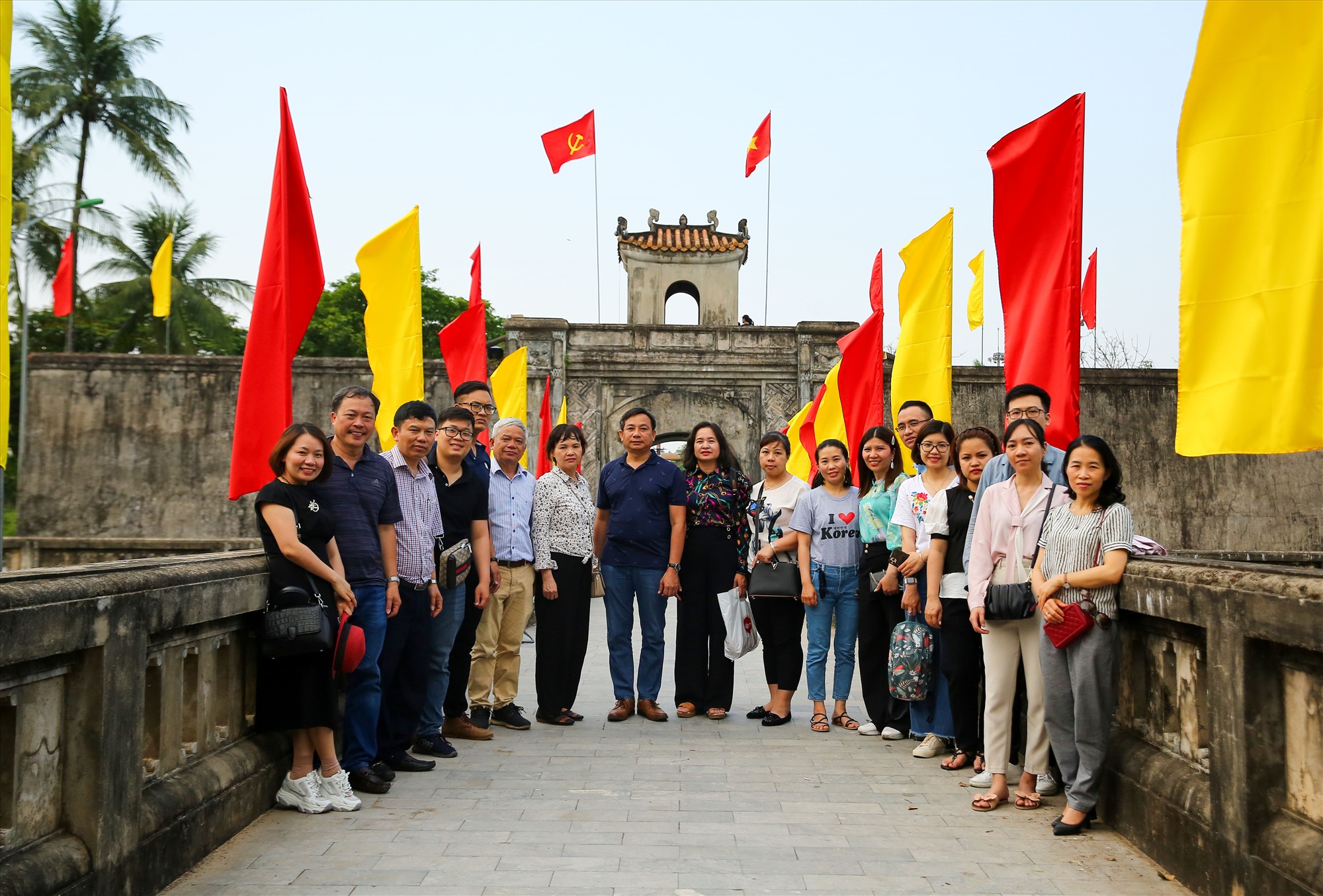Đoàn cán bộ, nhân viên Hội Nhà báo Việt Nam viếng Thành Cổ Quảng Trị - Ảnh: Mai Chí Vũ