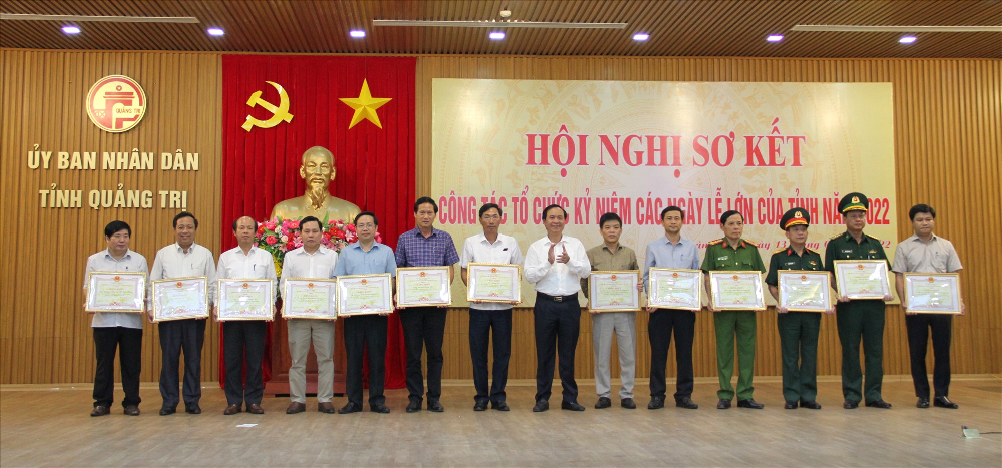 Chủ tịch UBND tỉnh Võ Văn Hưng tặng bằng khen cho các tập thể có nhiều thành tích trong tham gia tổ chức hoạt động kỷ niệm các ngày lễ lớn của tỉnh năm 2022- Ảnh: MĐ