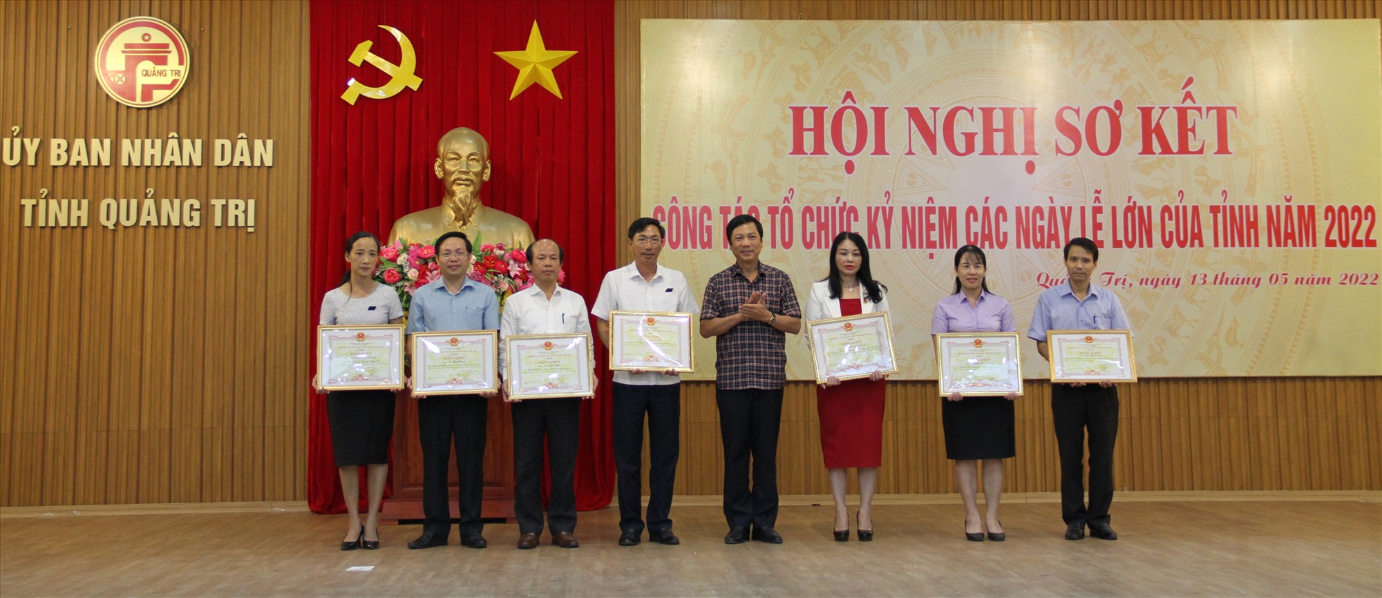 Trưởng Ban Tuyên giáo Tỉnh ủy Hồ Đại Nam trao bằng khen của Chủ tịch UBND tỉnh cho các cá nhân - Ảnh: MĐ