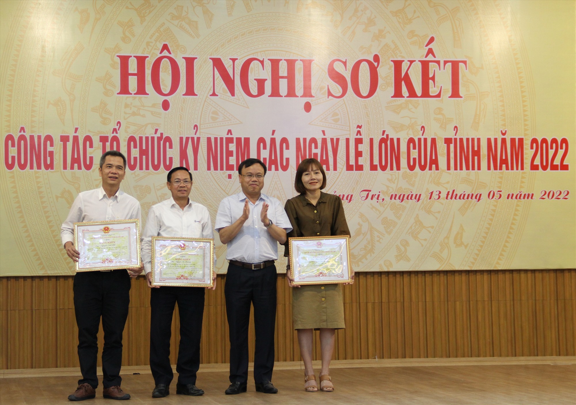 Phó Chủ tịch UBND tỉnh Hoàng Nam trao bằng khen của Chủ tịch UBND tỉnh cho các cá nhân- Ảnh: MĐ