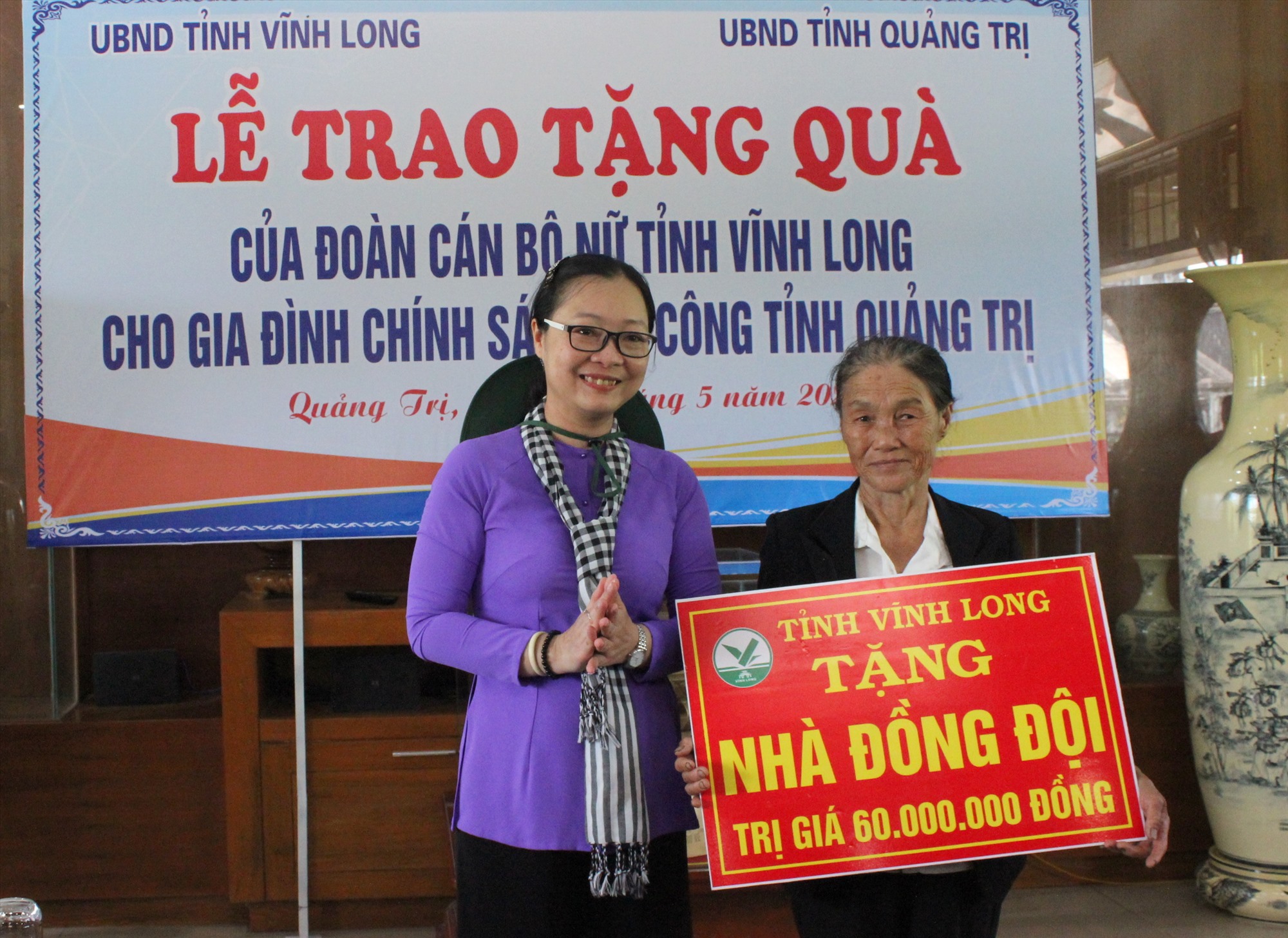 Phó Chủ tịch UBND tỉnh Vĩnh Long Nguyễn Thị Quyên Thanh trao tặng kinh phí xây dựng nhà đồng đội cho gia đình ông Phan Văn Cọi - Ảnh: K.S