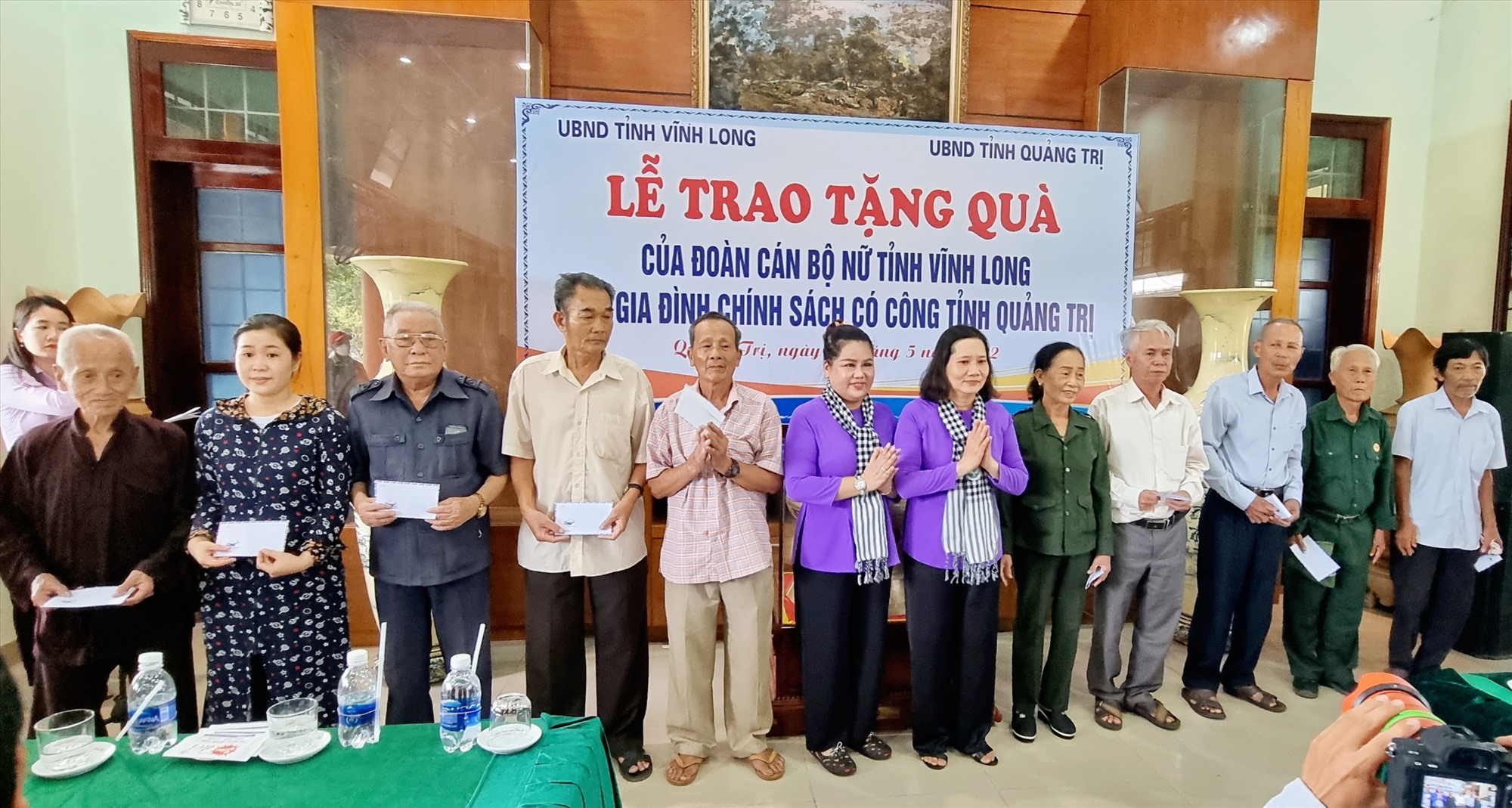 Đoàn công tác Ban chỉ đạo Bình đẳng giới và Vì sự tiến bộ của Phụ nữ tỉnh Vĩnh Long trao tặng quà cho các gia đình chính sách - Ảnh: K.S