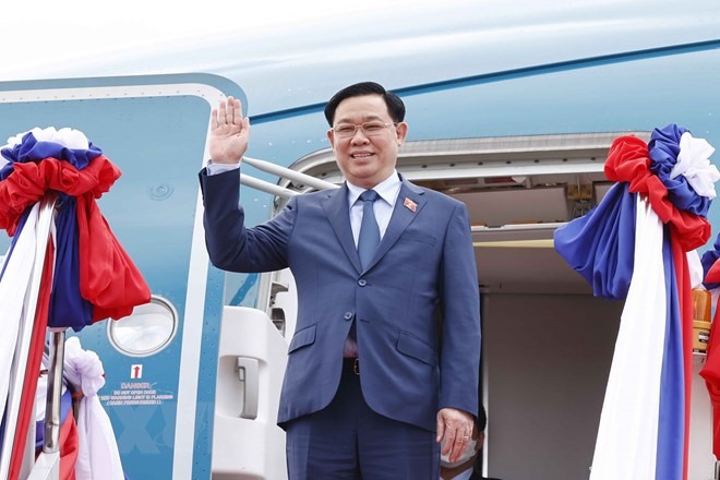 Chủ tịch Quốc hội Vương Đình Huệ tại sân bay Quốc tế Vặt Tày, thủ đô Vientiane, Lào. (Ảnh: Doãn Tấn/TTXVN)