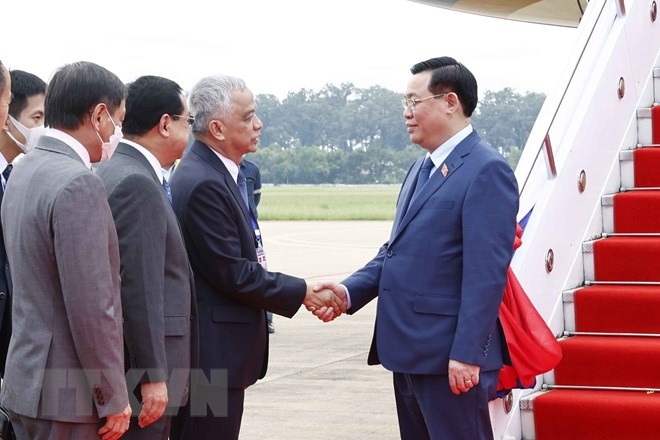 Chủ tịch Quốc hội Vương Đình Huệ tại sân bay Quốc tế Vặt Tày, thủ đô Vientiane, bắt đầu thăm chính thức nước Cộng hòa Dân chủ Nhân dân Lào.(Ảnh: Doãn Tấn/TTXVN)