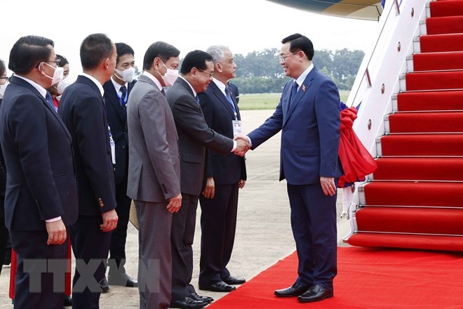 Lễ đón Chủ tịch Quốc hội Vương Đình Huệ tại sân bay quốc tế Vặt Tày, thủ đô Vientiane. (Ảnh: Doãn Tấn/TTXVN)