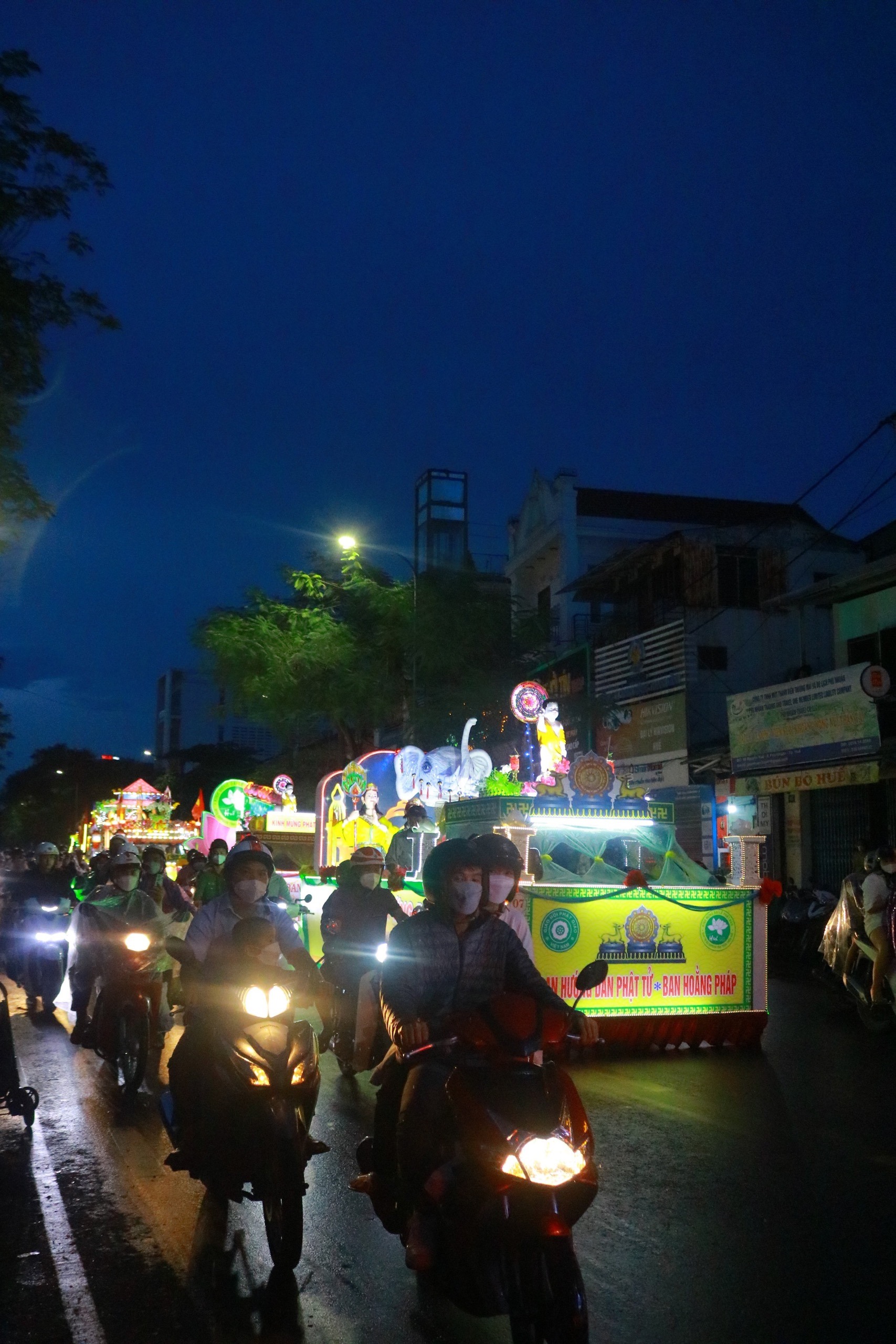 Đoàn xe với 10 chiễc diễu hành theo trục đường chính phía nam thành phố Huế  trong tối 15/5