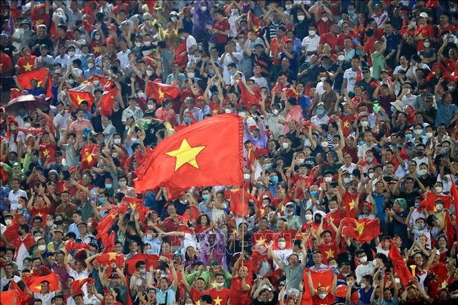 Cổ động viên Việt Nam ăn mừng chiến thắng trận đấu thứ 2 ở bảng A môn Bóng đá nam tại Đại hội Thể thao Đông Nam Á lần thứ 31 giữa đội U23 Việt Nam gặp U23 Indonesia tối 6/5. Ảnh: Trung Kiên/TTXVN
