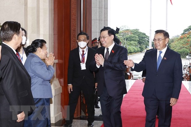 Chủ tịch Quốc hội Vương Đình Huệ với các thành viên Đoàn đại biểu Quốc hội Lào tại lễ đón. (Ảnh: Doãn Tấn/TTXVN)